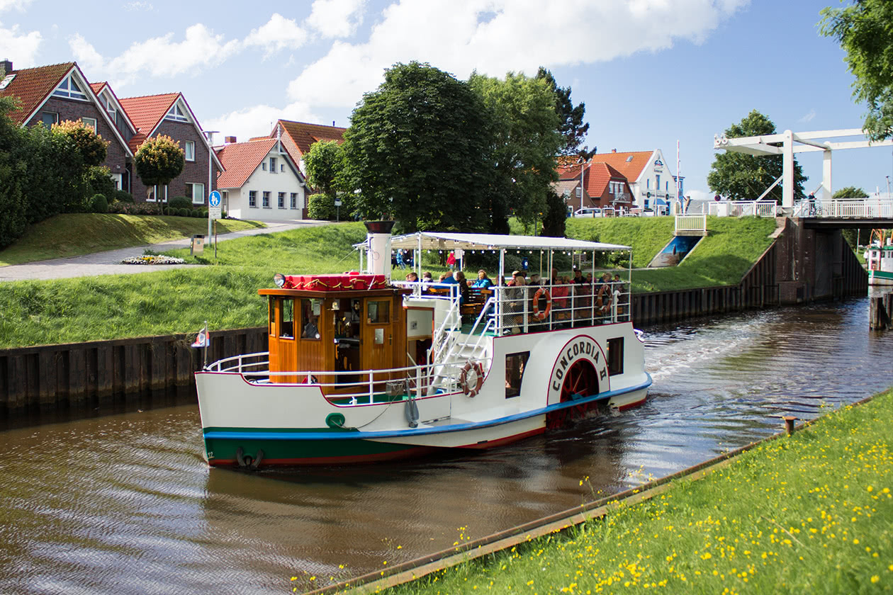 Raddampfer Concordia vor der Zugbrücke Friedrichsschleuse